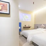 Puzzle Hotel Guangzhou Fenghuang New Village Subway Station