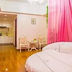 Vhome International Theme Apartment