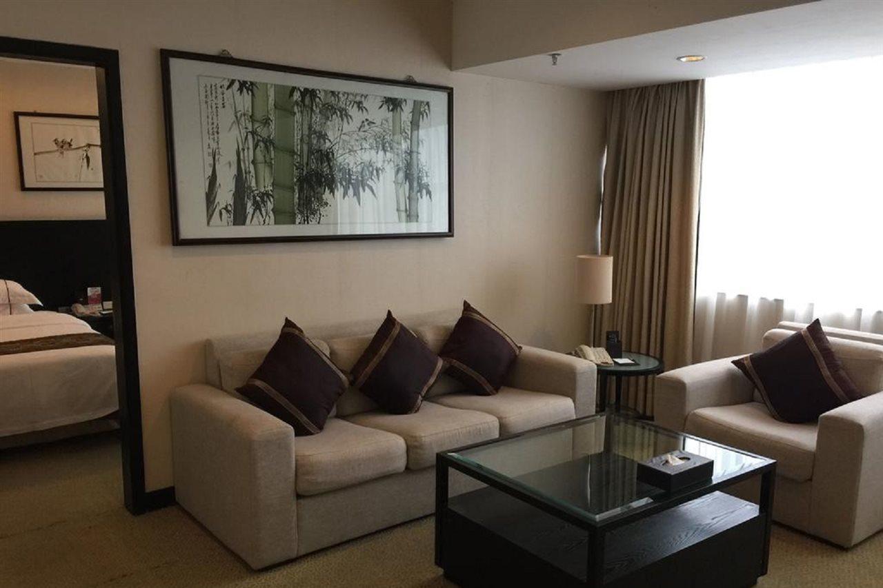 Skyline Plaza Hotel 4*