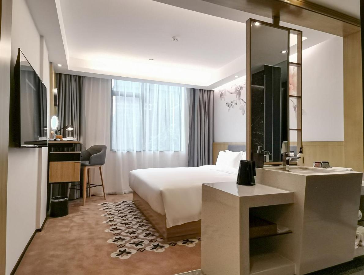 Paco Beijinglu Metro Guangzhou-free Shuttle Bus For Fair 4*