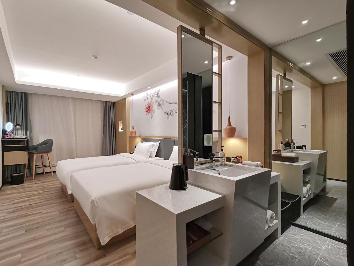 Hotel Paco Beijinglu Metro Guangzhou-free Shuttle Bus For Fair 4*