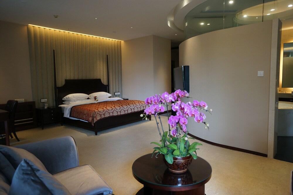 Guangdong Victory - Free Shuttle Bus To Exhibition Center During Fair 4*