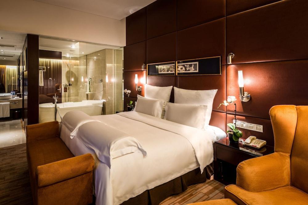 Pullman Baiyun Airport - Free Shuttle Bus & Official Registration Agency During Fair 5* Guangzhou
