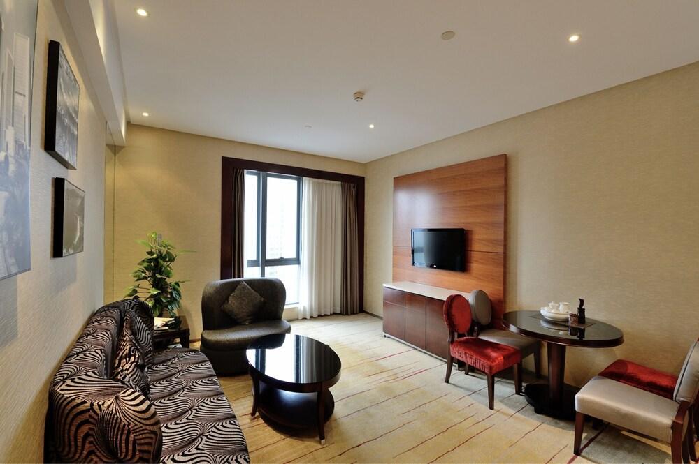 Victoria Zhujiang New Town - Free Shuttle Bus During Fair Period Hotel 4*