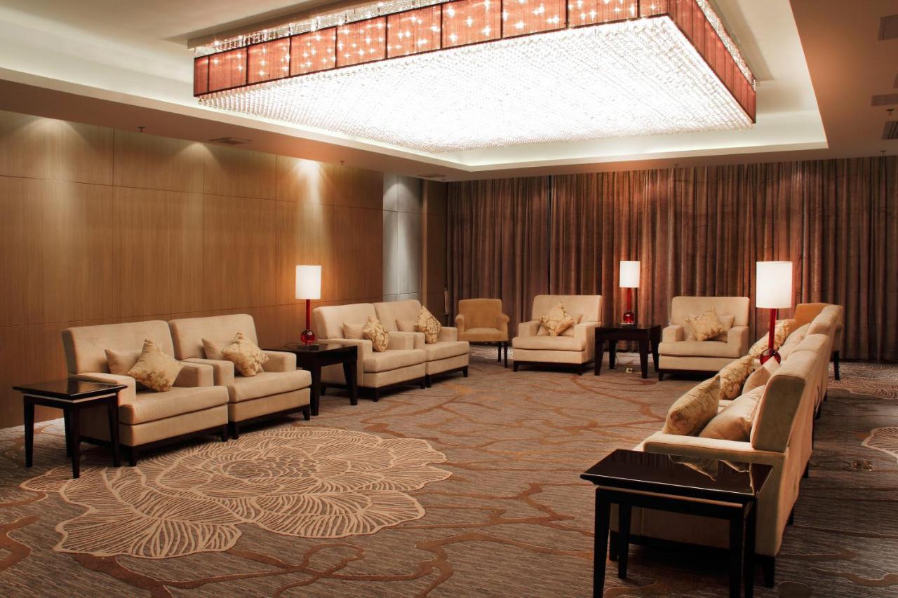 Easeland Hotel 4*