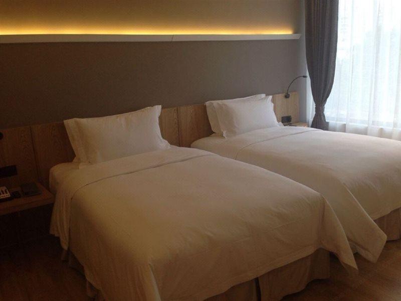Easetel Luoxi Metro Station Hotel