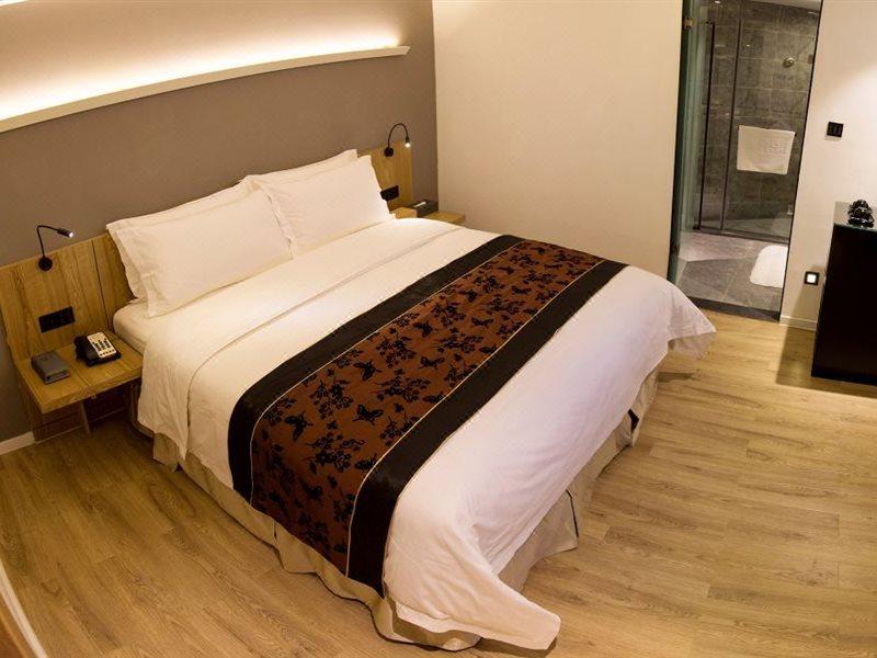 Hotel Easetel Luoxi Metro Station