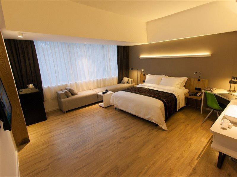 Easetel Luoxi Metro Station Hotel