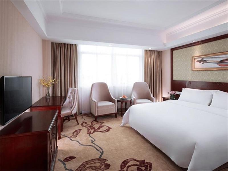 Vienna Dongpu Bus Station Hotel 3*