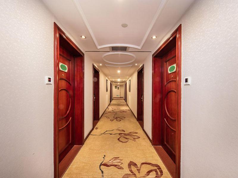 Hotel Vienna Yunbao 3*