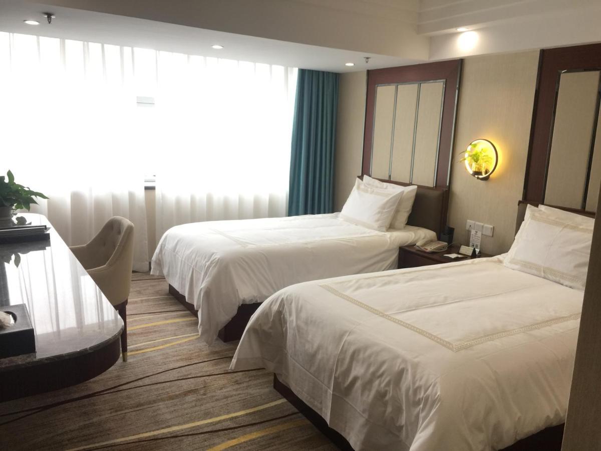 Skyline Plaza 4*