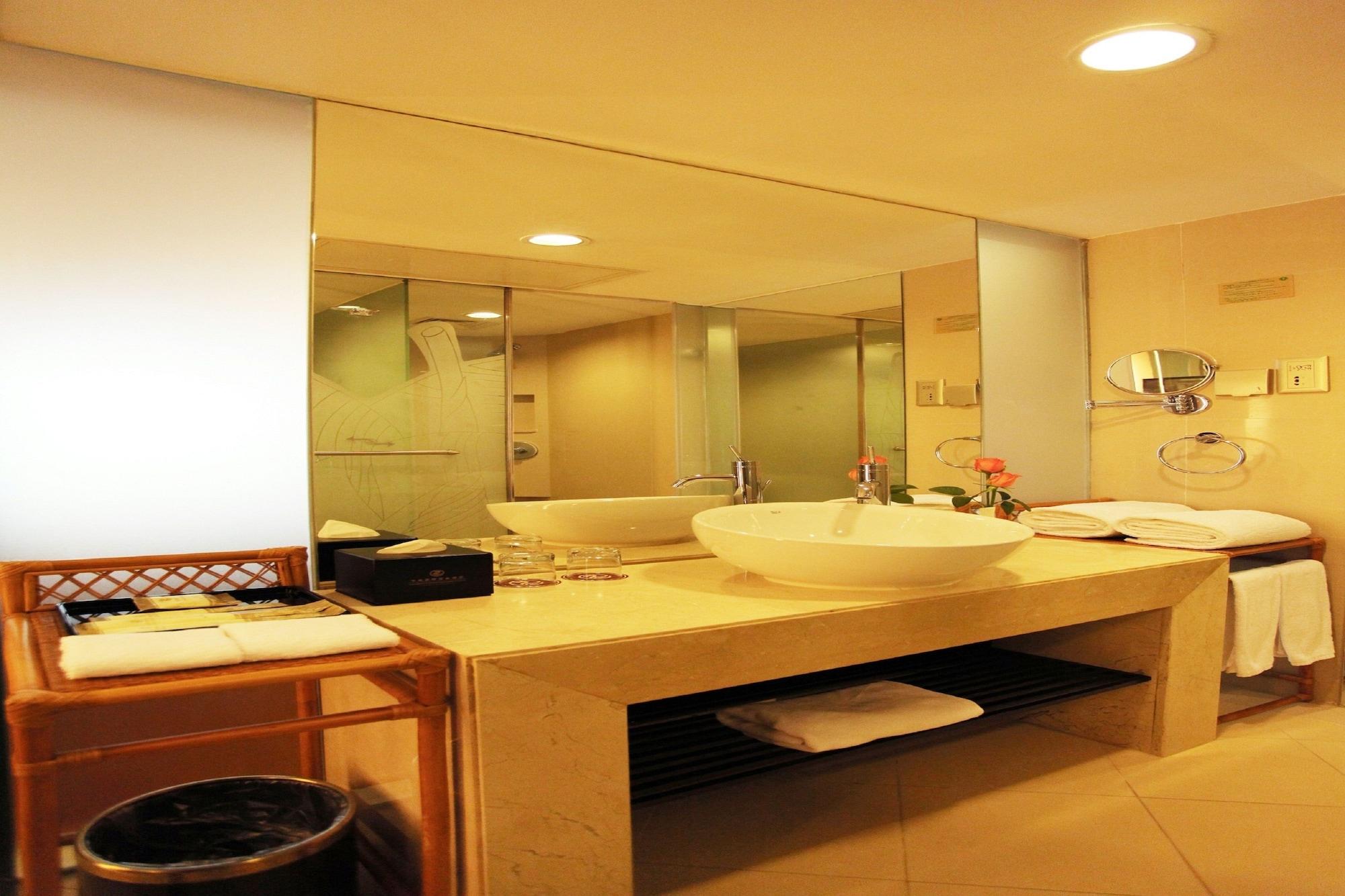 Landmark International 4* Canton