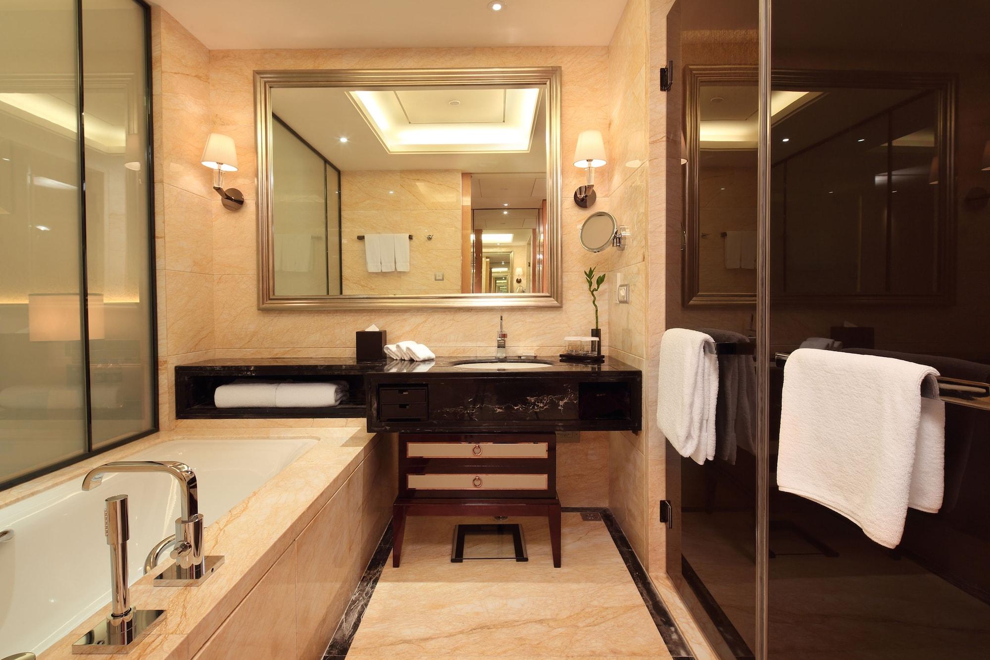 Hilton Baiyun - Free Shuttle For Fair Period, Close To Luhu Golf Club & Leather Market Hotel 5*