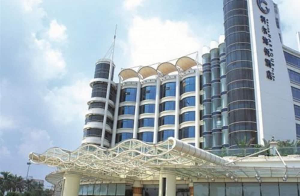 The Royal Marina Plaza Hotel