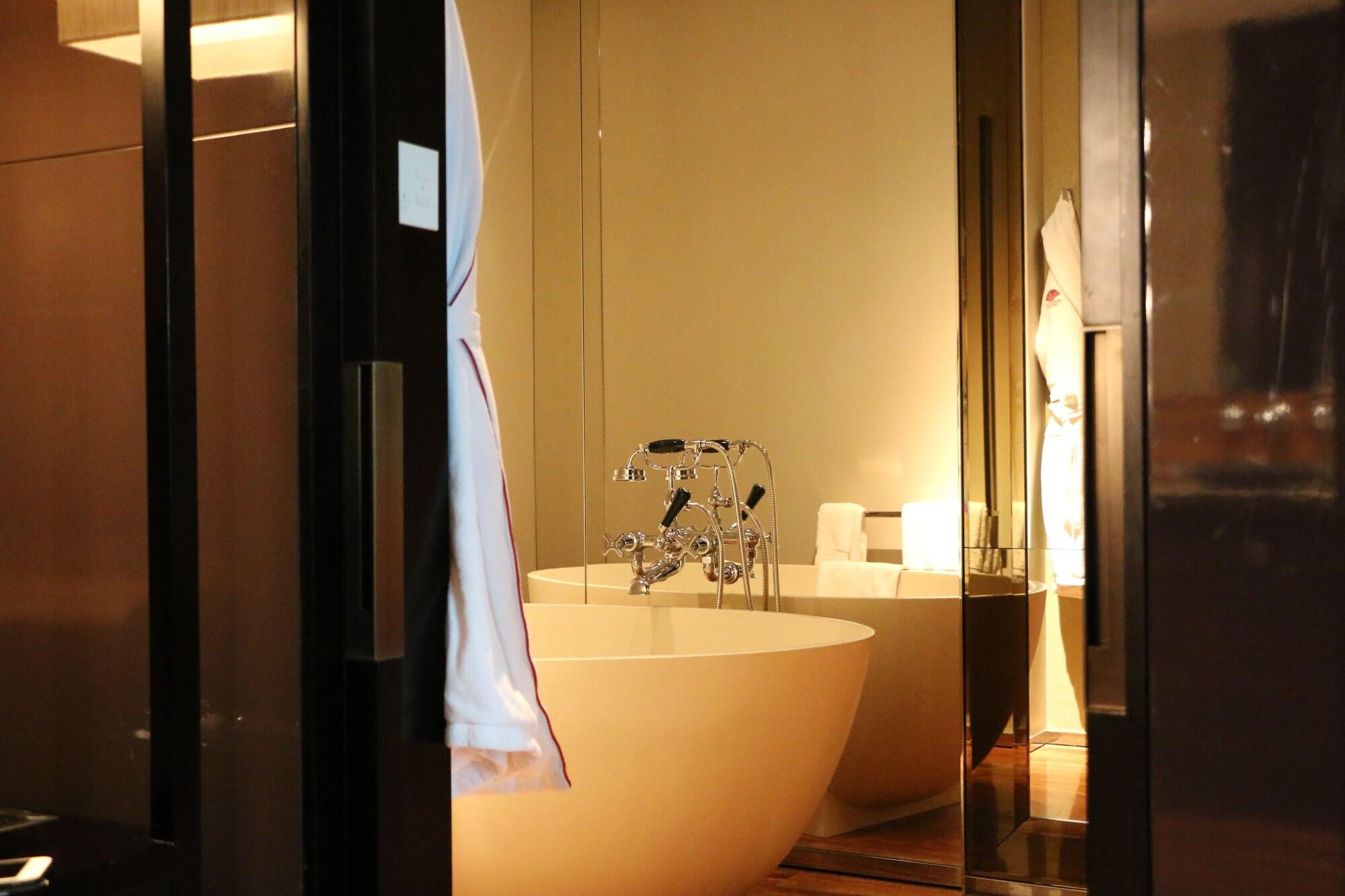 Mandarin Oriental, Hotel