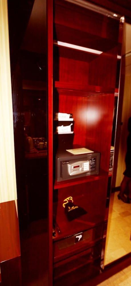 Hotel Leeden Jingxi 4*