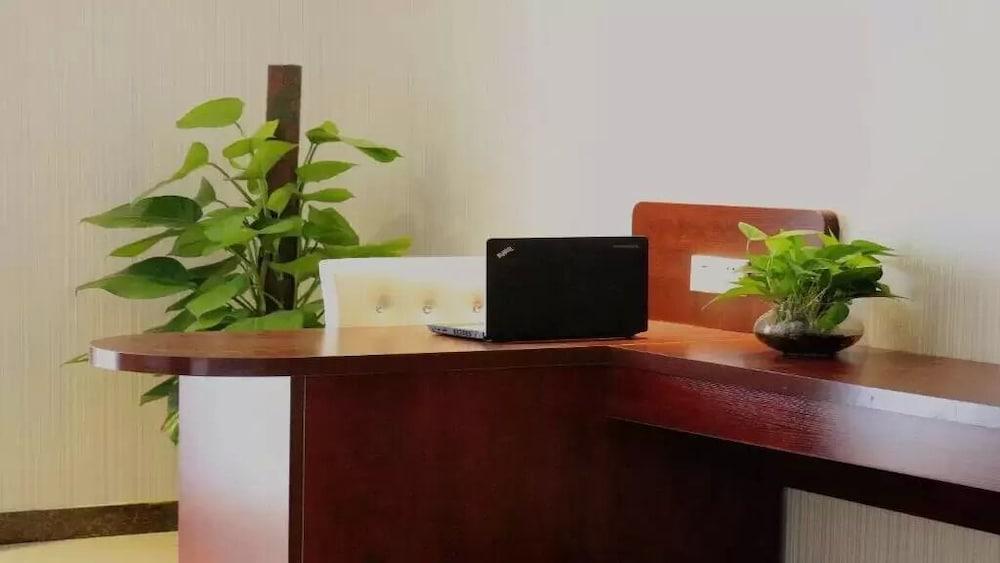 Junye International Hotel 4*