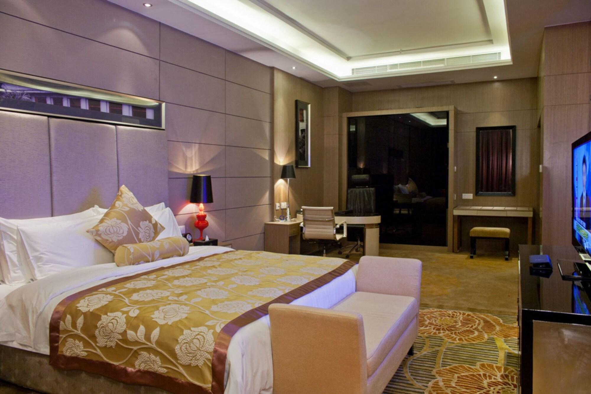 Easeland Hotel 4*