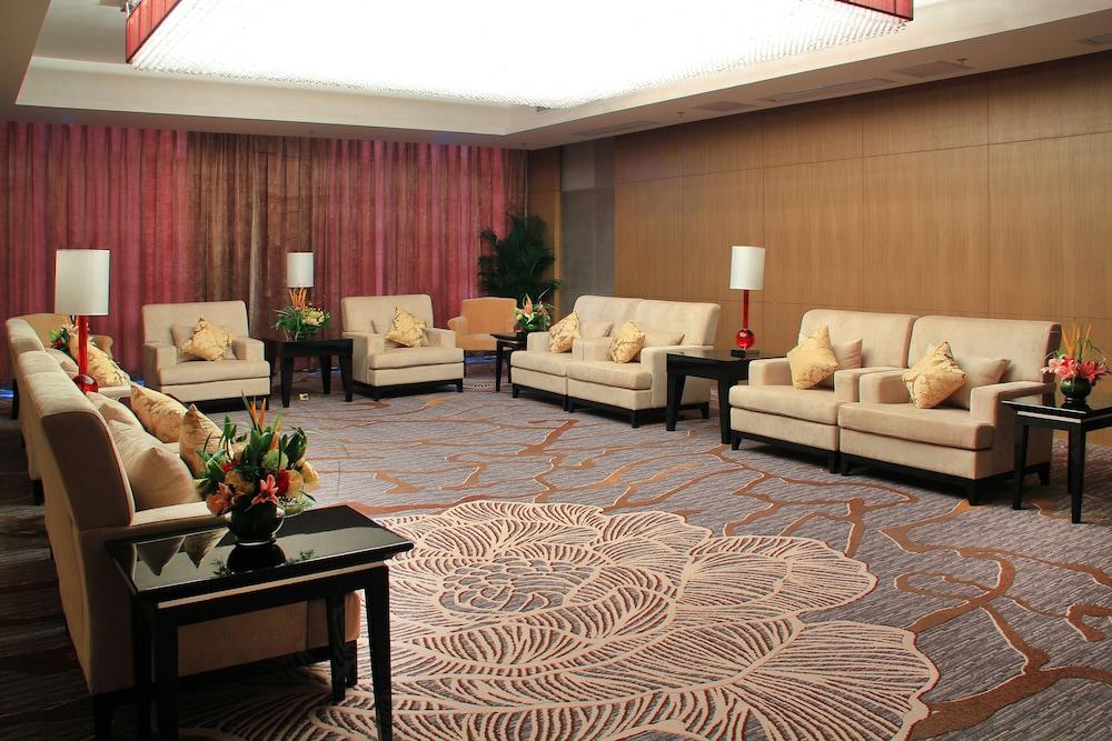Easeland Hotel 4*