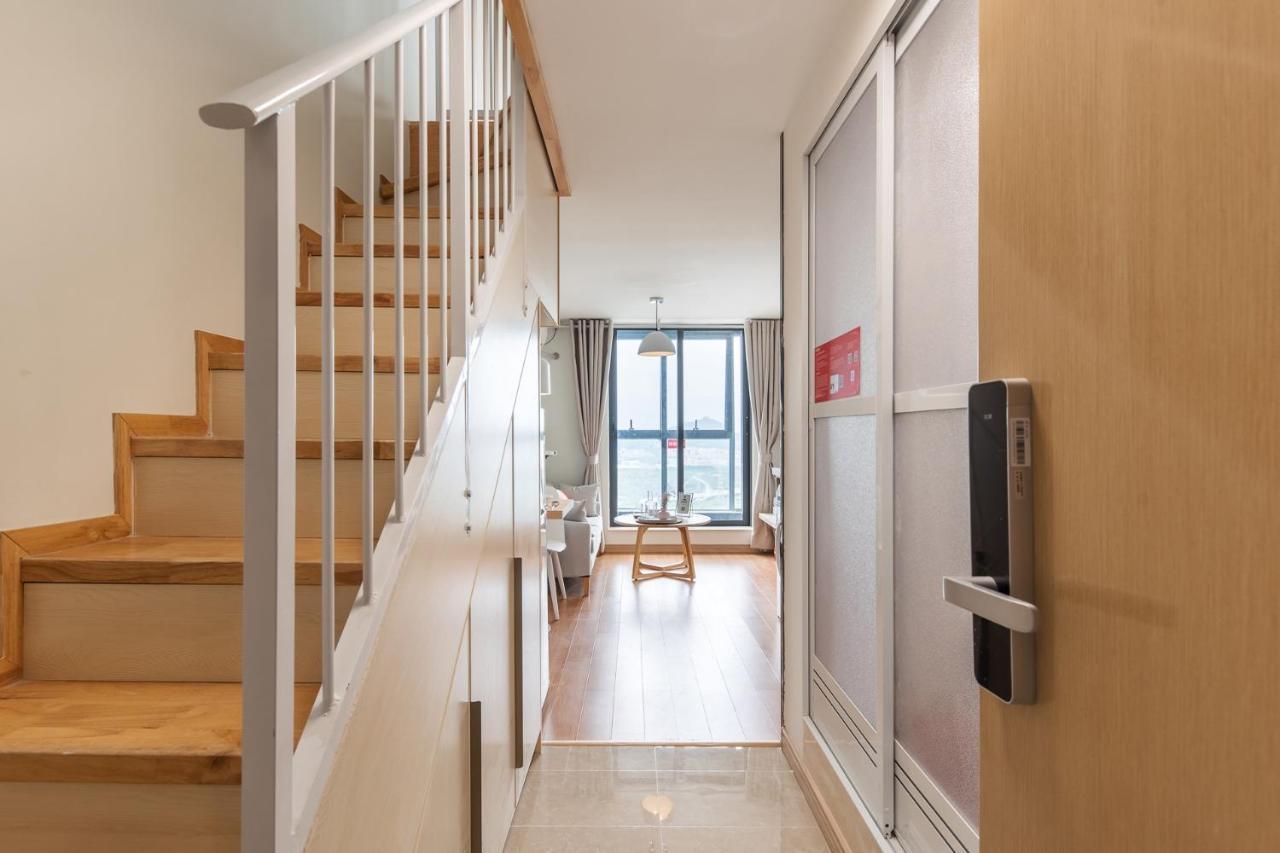 Vanke Apartment: South Railway Station Convenience *