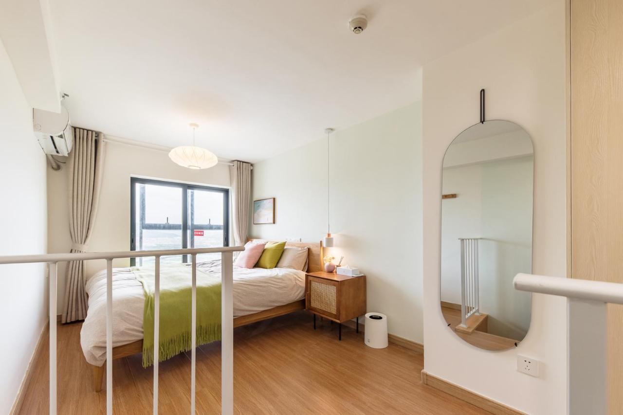 Vanke Apartment: South Railway Station Convenience Apartment