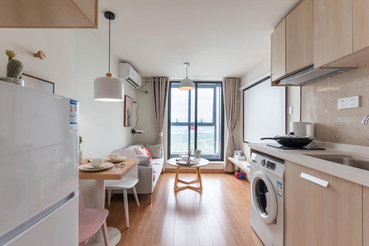 Vanke Apartment: South Railway Station Convenience Apartment *