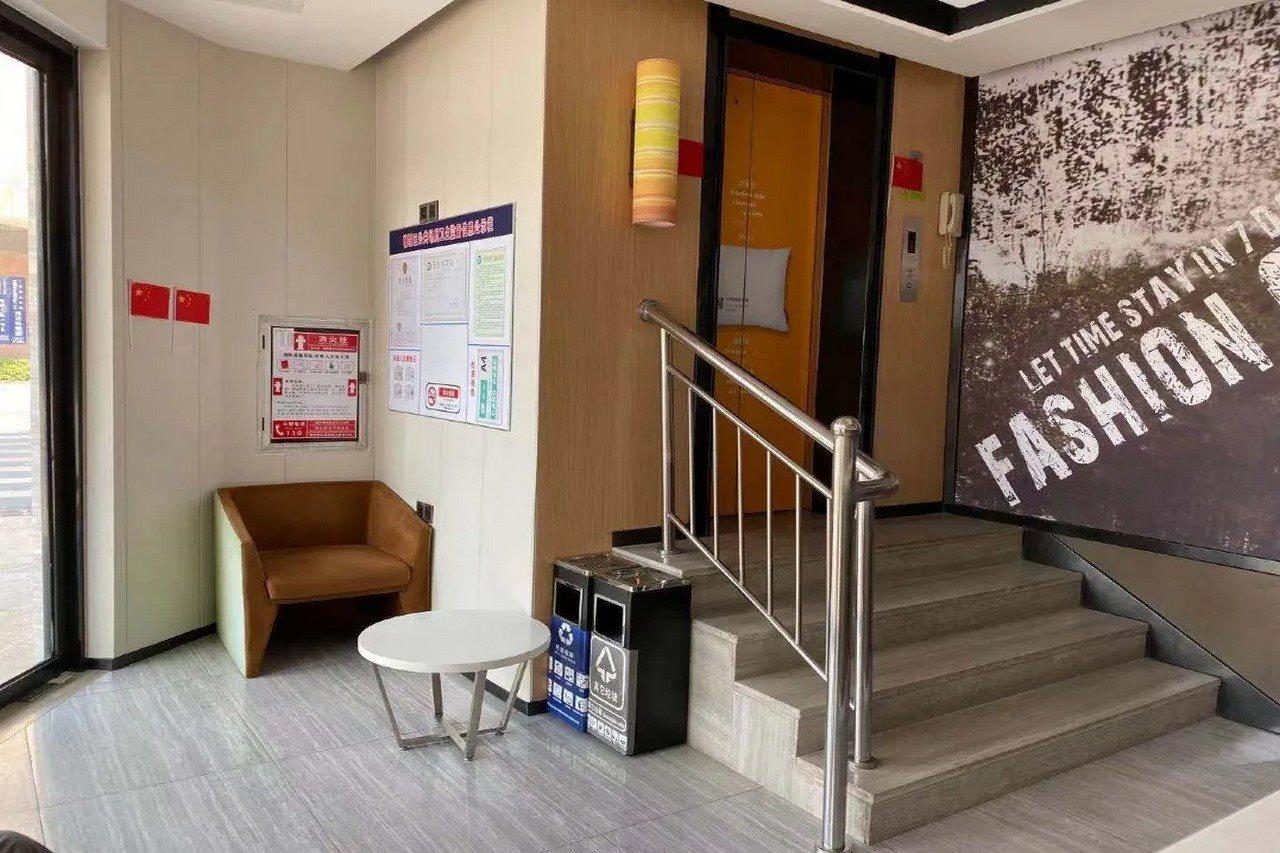 Iu Hotel 2*
