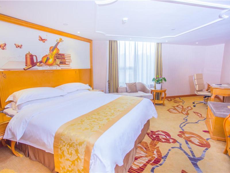 Vienna International Huangpu Development District Hotel 3*
