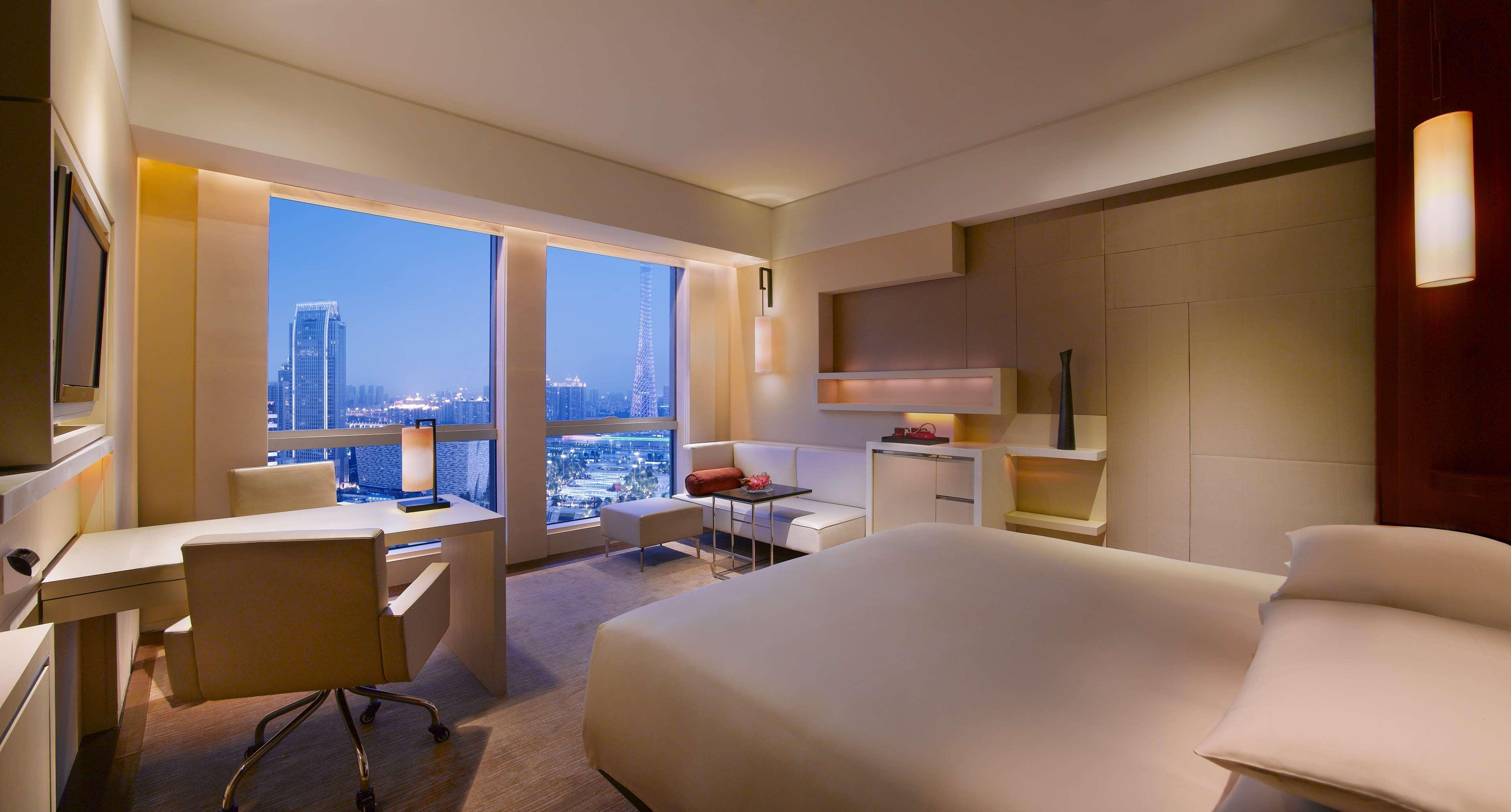 Grand Hyatt - Free Shuttle Between And Exhibition Center During Fair Hotel