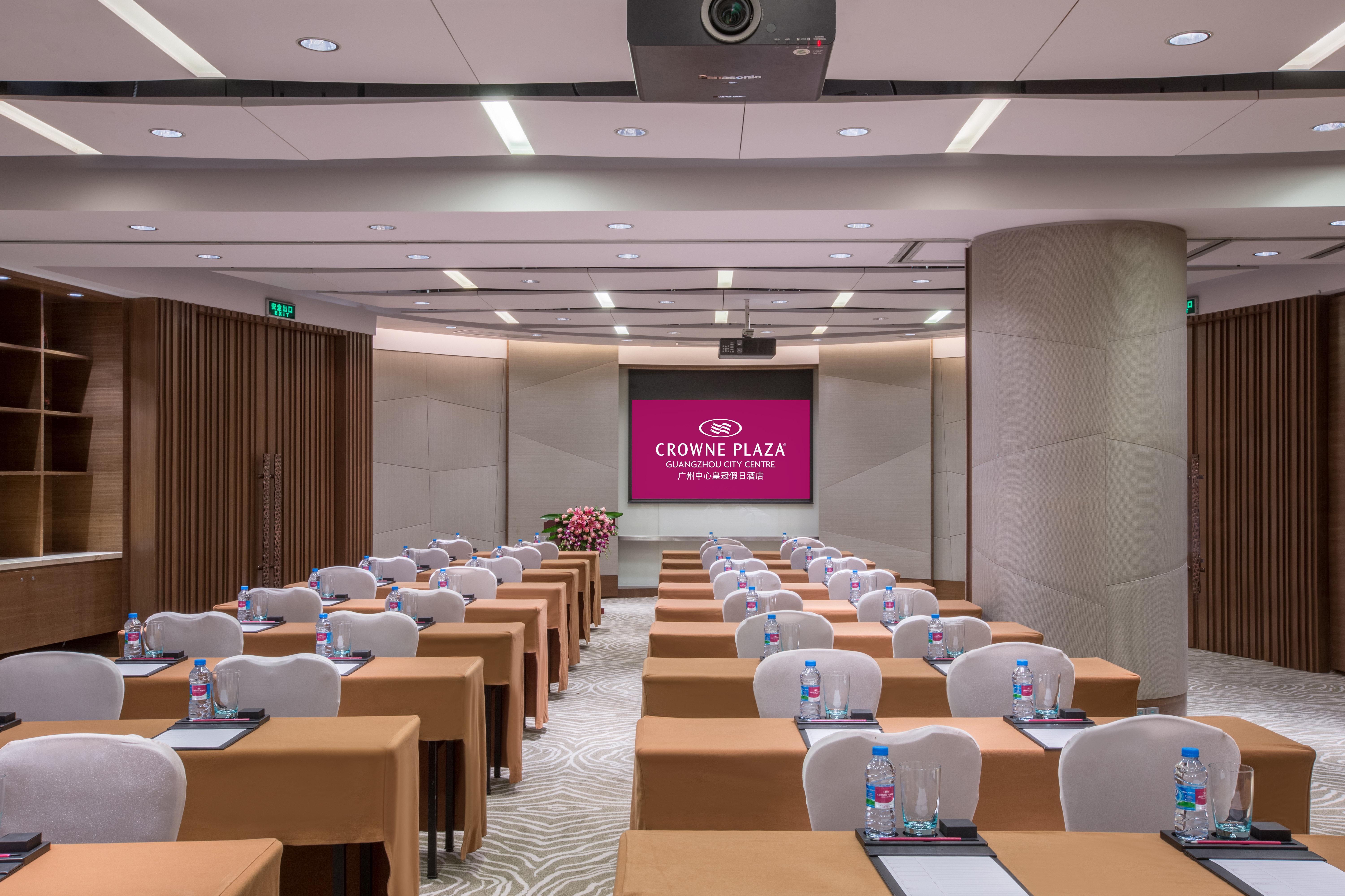 Crowne Plaza Centre By Ihg - Free Shuttle Between And Exhibition Center During Fair & Exhibitor Registration Counter