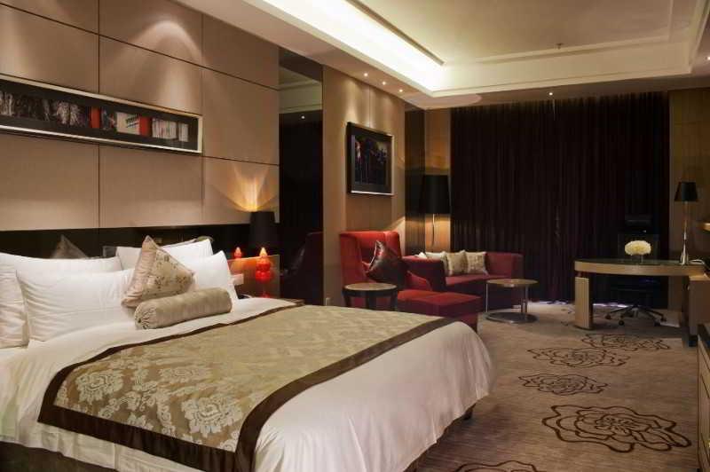 Easeland Hotel 4*