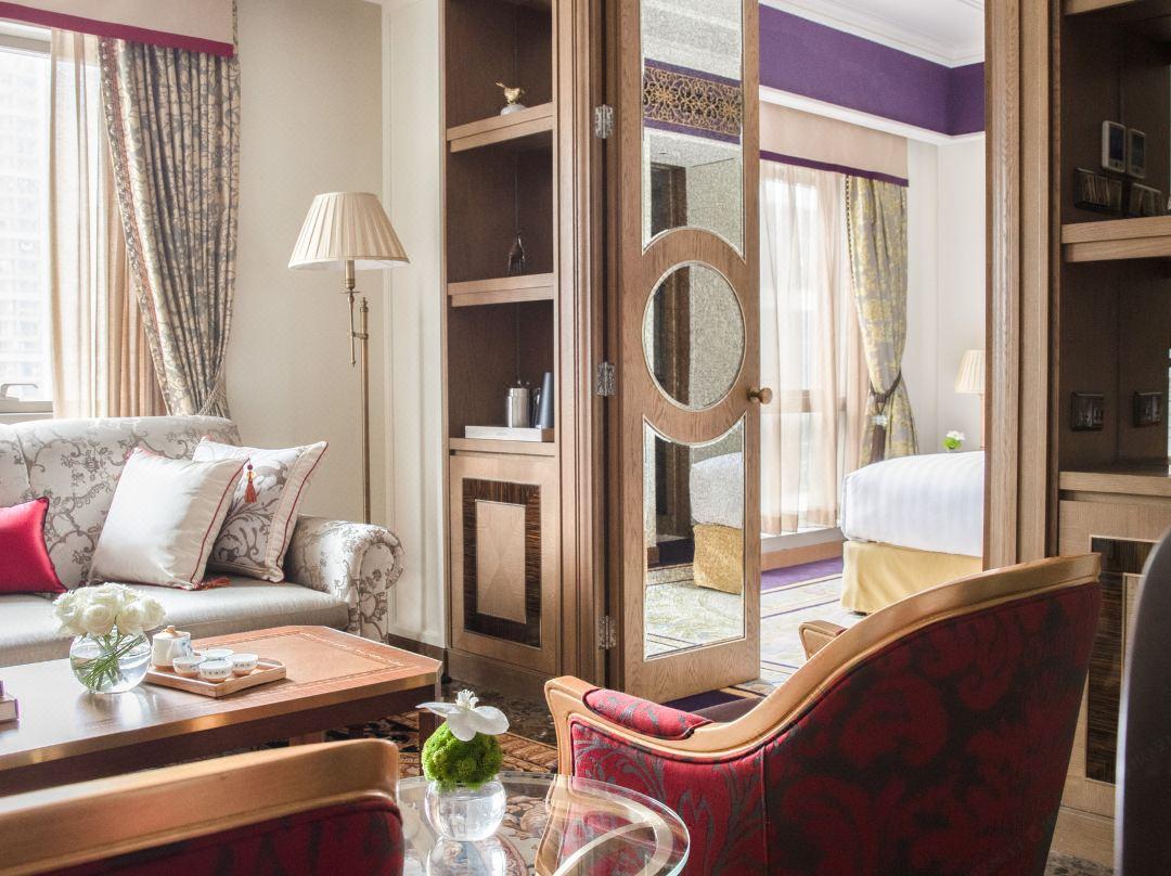 Jumeirah Living - Complimentary Shuttle Bus To Fair Complex 5*