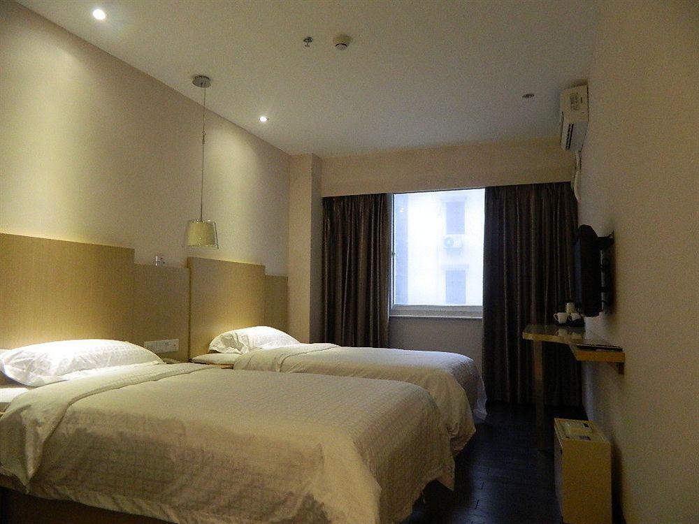 Sealy Hotel, Hotel