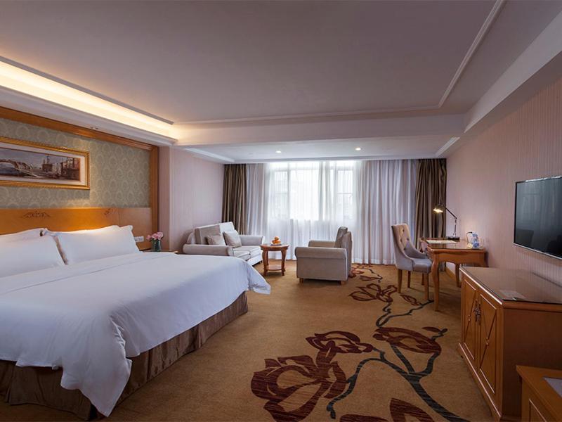 Vienna Tianhe Bus Station Hotel 3*