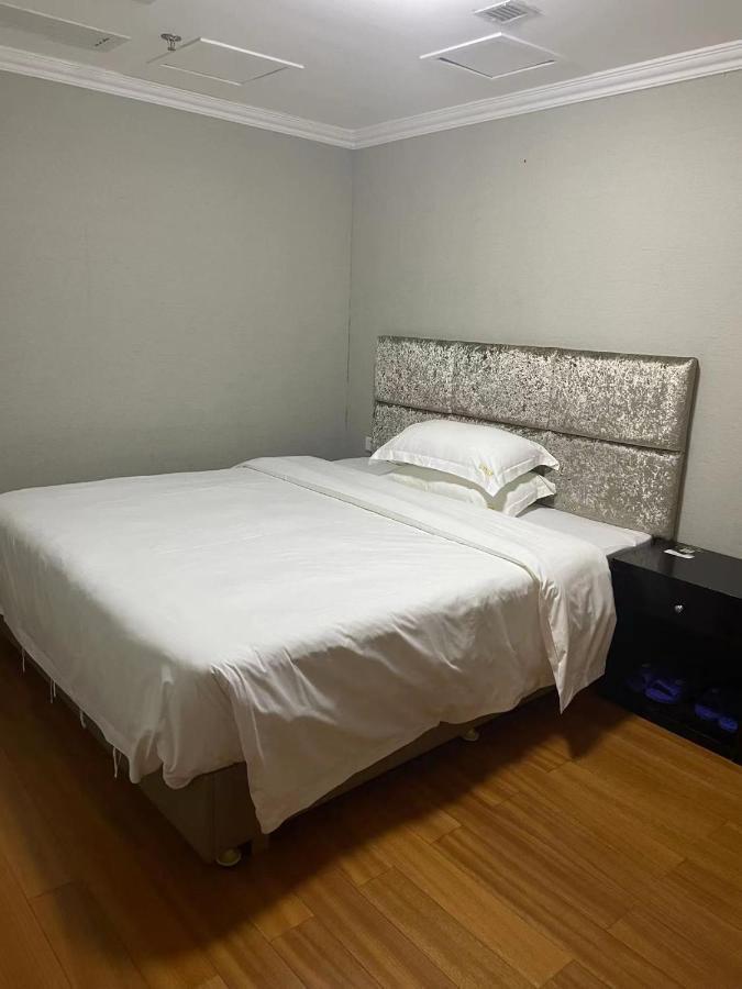Yoyo International Hotel-the Legend Building-1mins To Line5 Taojin Stn-free Shuttle Bus For Fair Apartemen Guangzhou