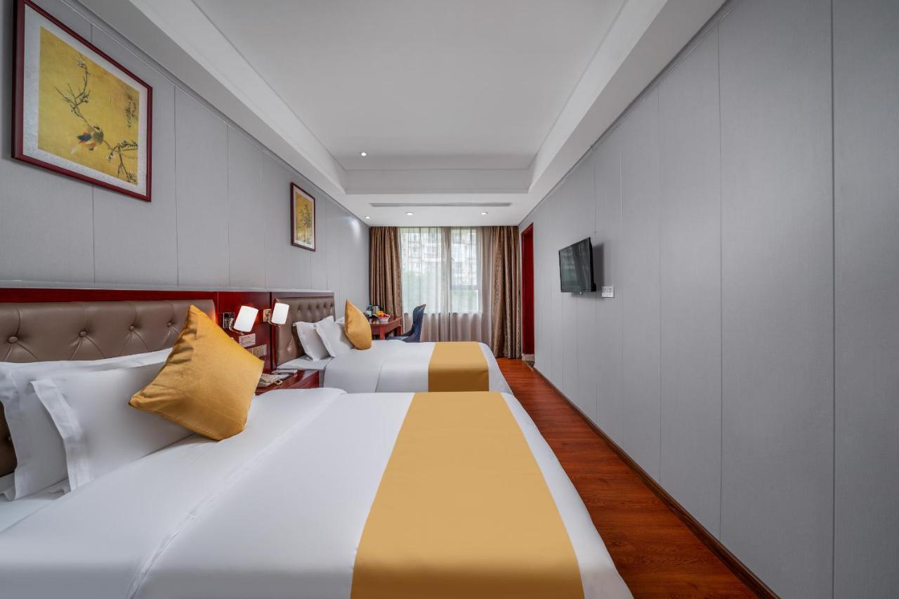 Shi Liu Hotel 3*