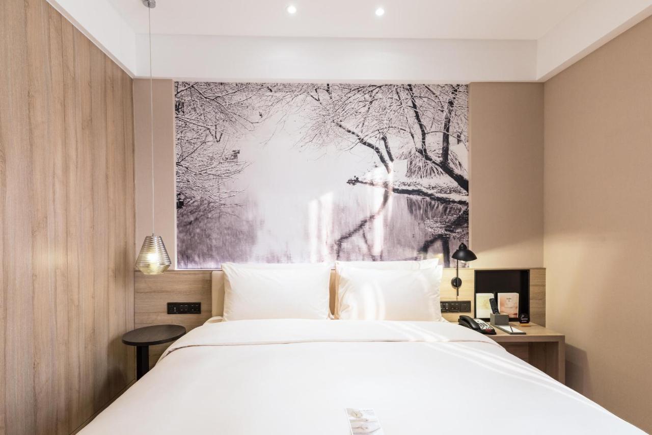 Atour Jiangtai Road Station Hotel