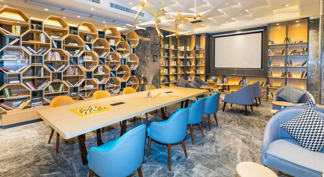 Atour Jiangtai Road Station Hotel 4*