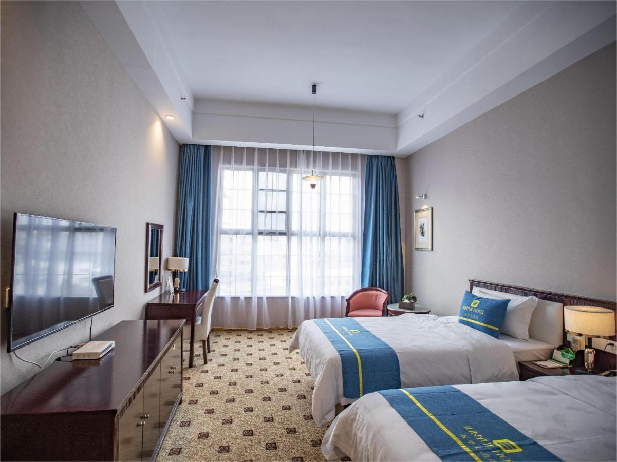 Junyue Hotel 3*