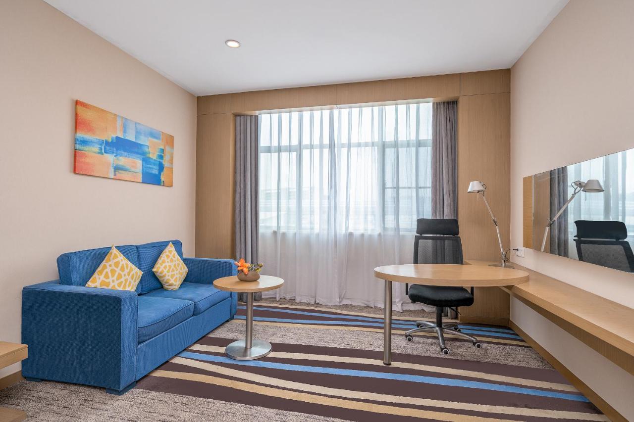 Guangzhou Baiyun Airport Rejoice By Argyle Hotel Rehe Metro Exit B --Free Shuttle Bus Is Provided During The 137Th Canton Fair Guangzhou