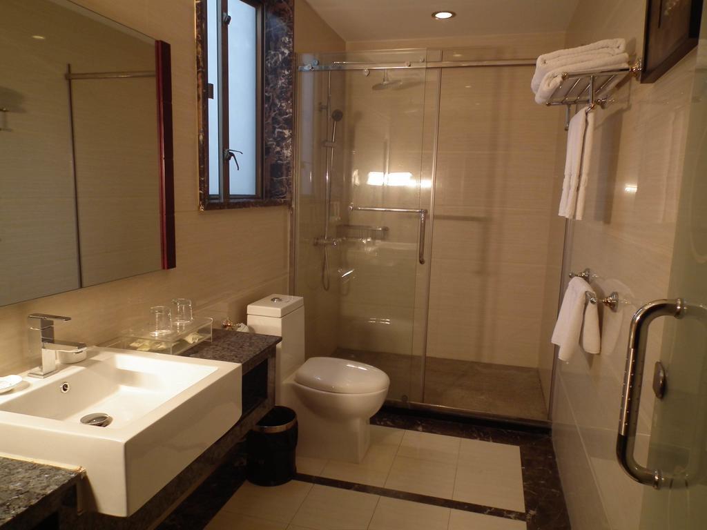 Yulong Hotel 3*