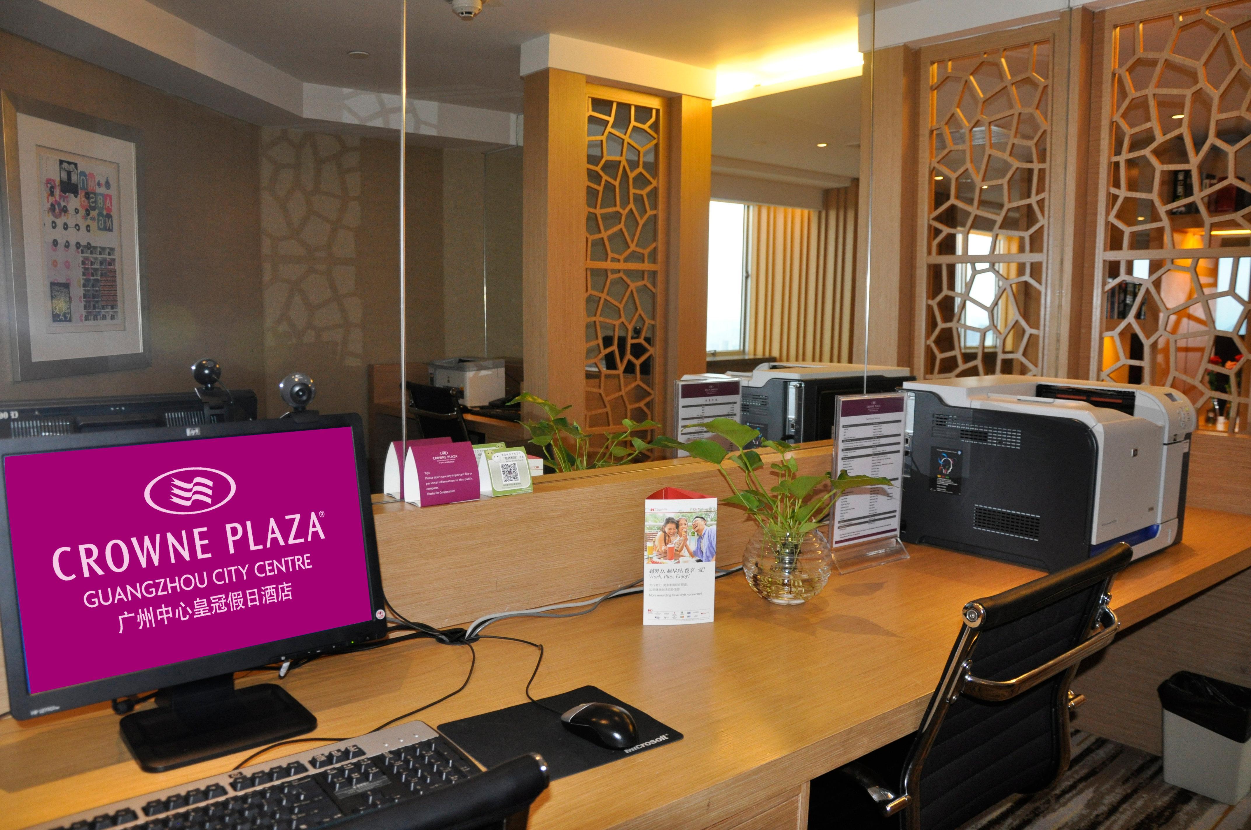 Crowne Plaza Centre By Ihg - Free Shuttle Between And Exhibition Center During Fair & Exhibitor Registration Counter 5*