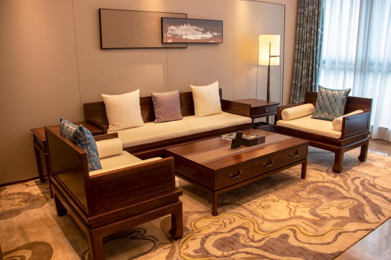Hotel Pazhou Ln Dongfang Hotel-free Shuttle Bus To The Pazhou Convention Complex During Fair Period 4*