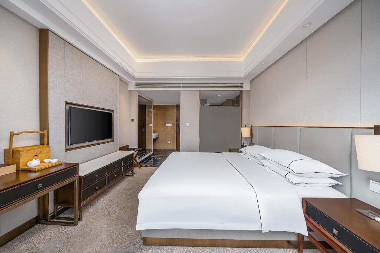 Lucky International Pazhou Convention And Exhibition Center Zhujiang New Town Branch - Free Shuttle Bus To Fair Complex During Fair Period & Overseas Buyers Registration Service & Free Vpn Internet Access