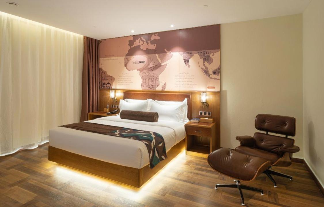 Hotel James Joyce Coffetei- Beijing Road Metro Station Pedestrian Street Branch 4*
