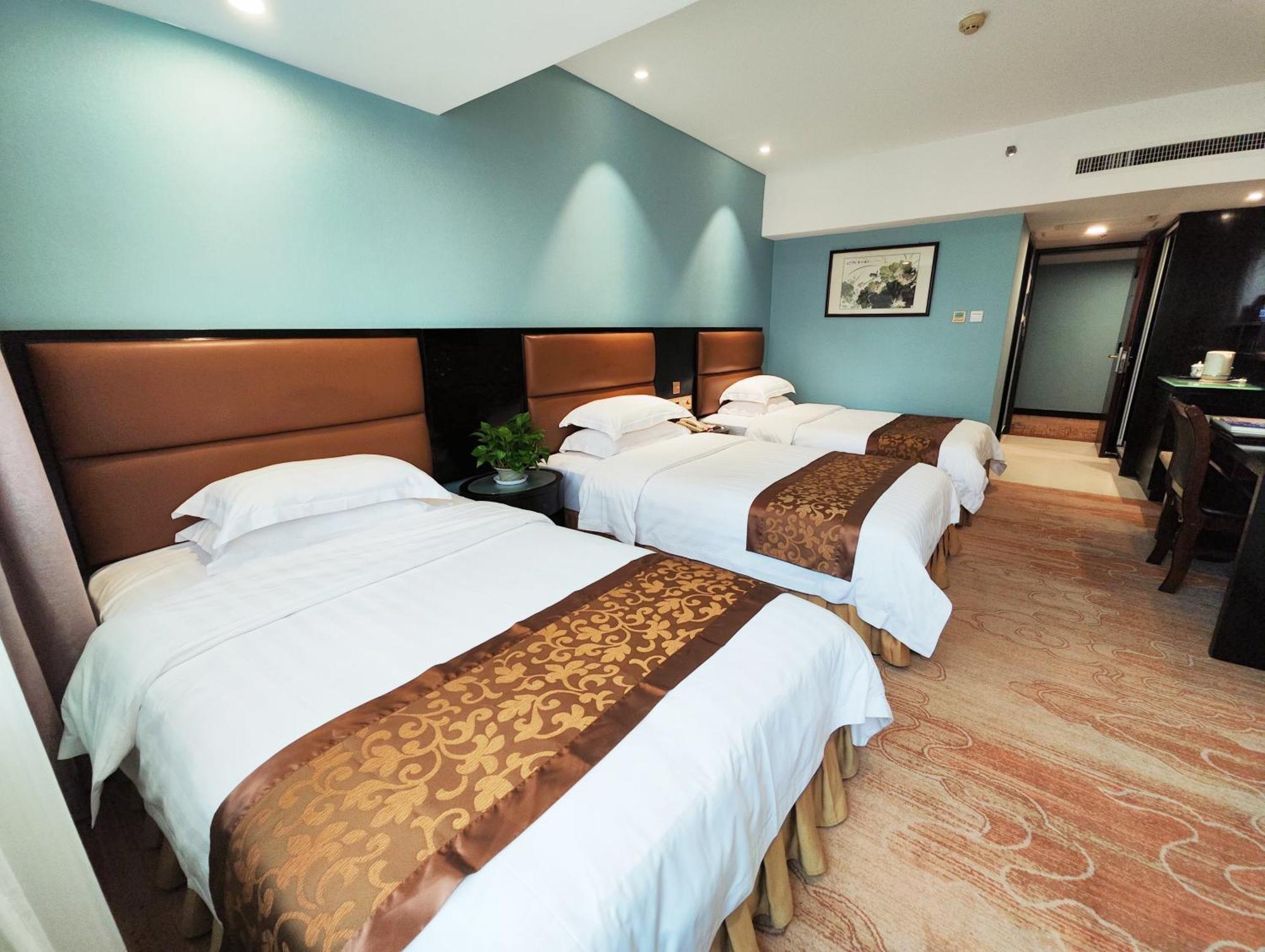 Skyline Plaza Hotel
