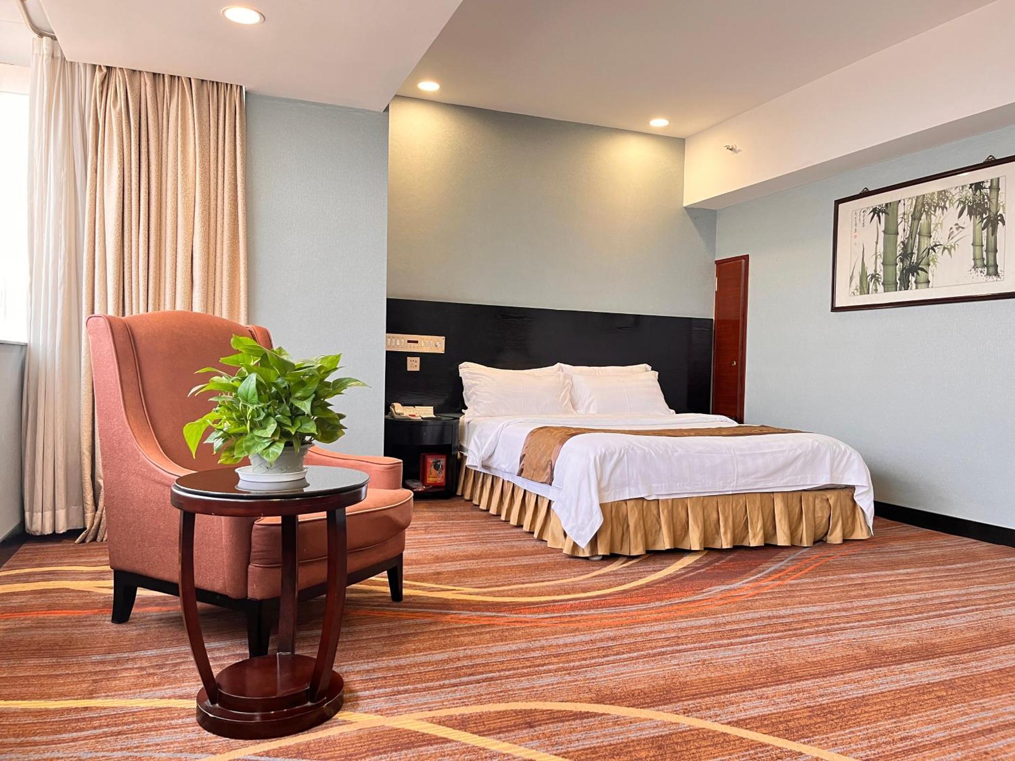 Skyline Plaza Hotel 4*