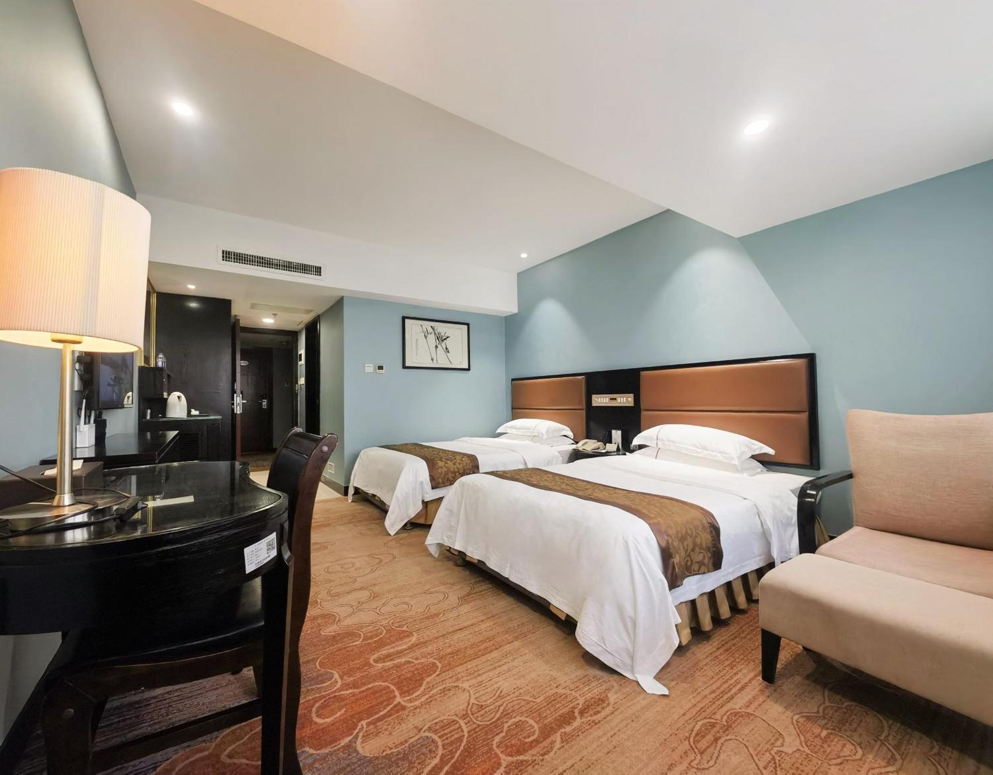 Hotel Skyline Plaza 4*
