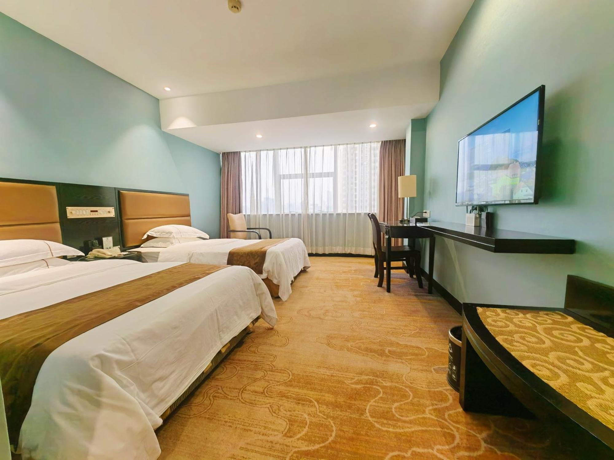 Skyline Plaza Hotel 4*
