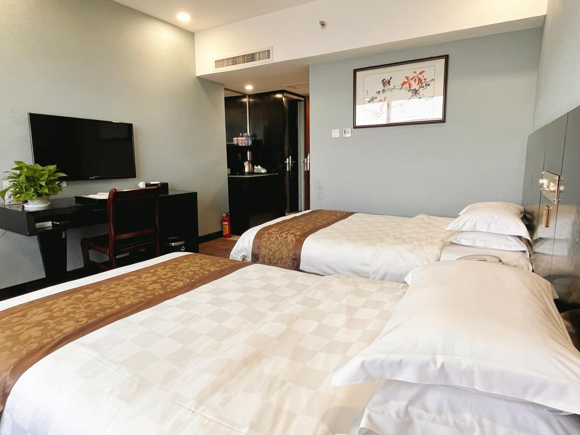 Skyline Plaza Hotel